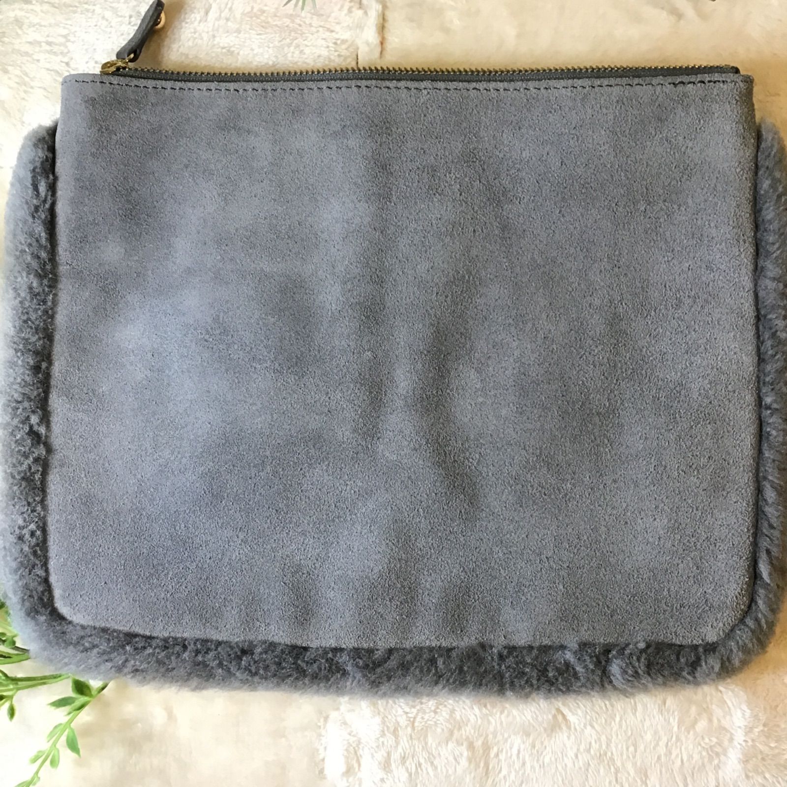 フォローで5％オフ！ 美品！ UGG クラッチバッグ ムートン グレー 