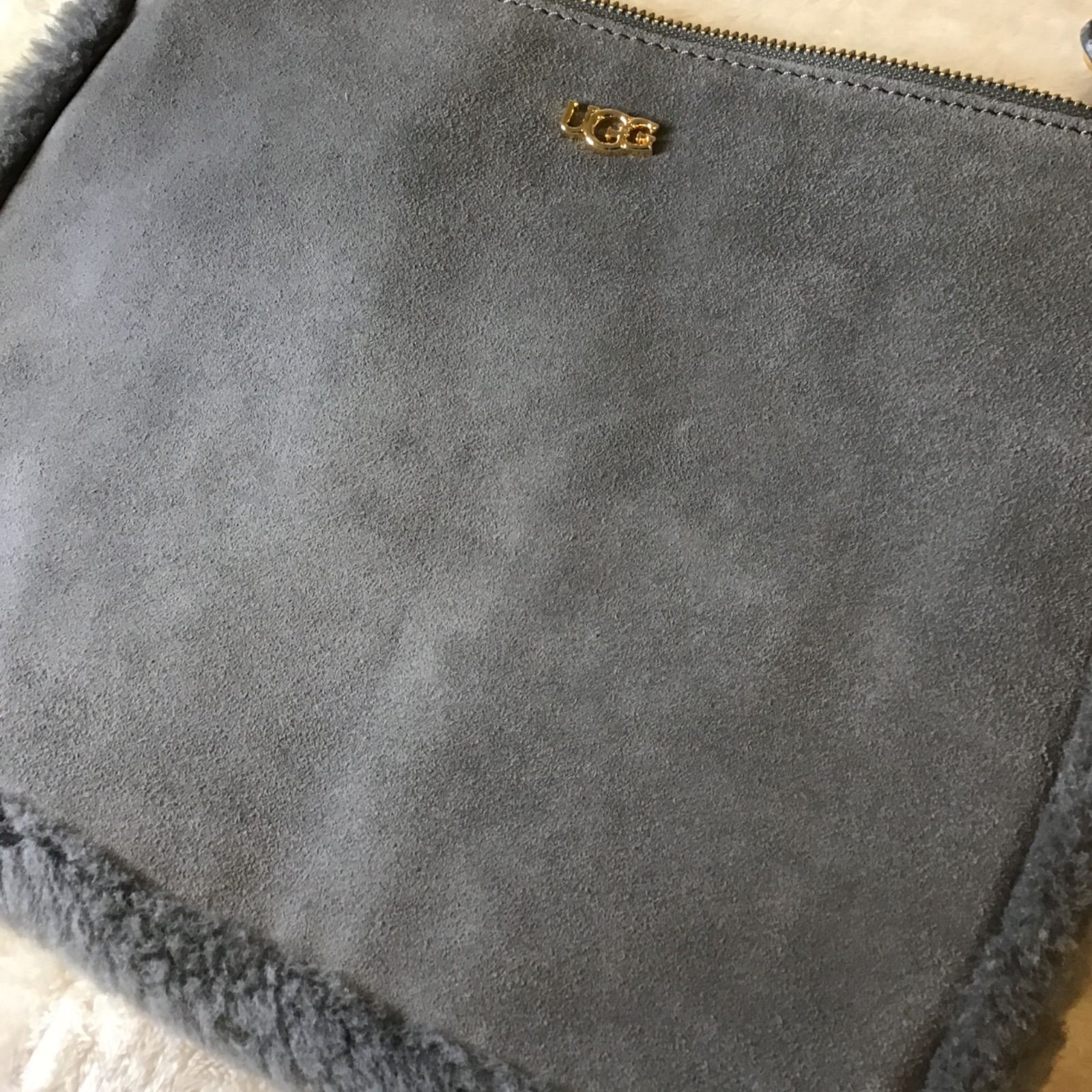 フォローで5％オフ！ 美品！ UGG クラッチバッグ ムートン グレー 