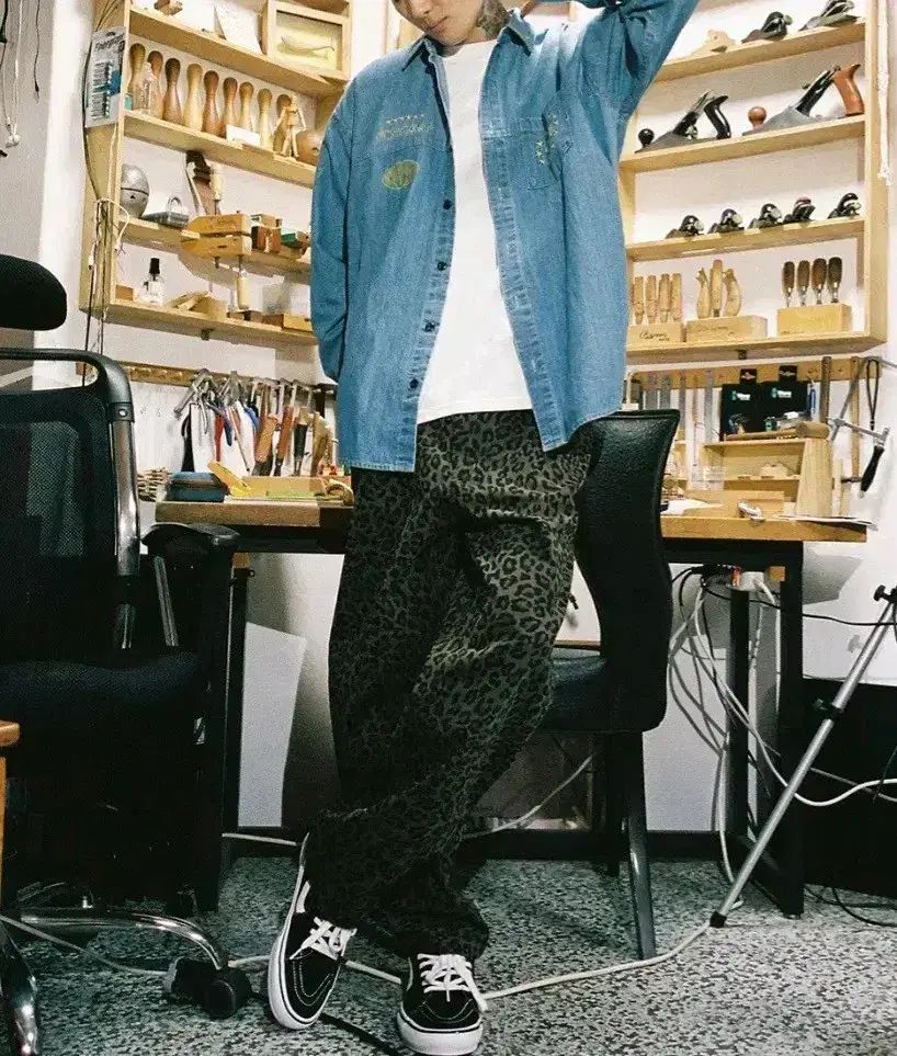 カービィ ヒョウ柄 レオパード スタッズ パンツ カーキ M