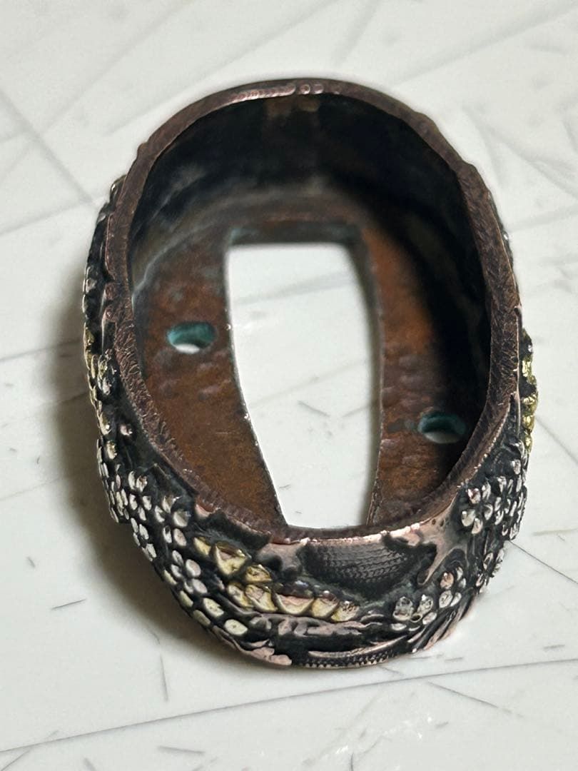刀装具　縁金物　花模様の鍔　骨董品　鐔　日本刀　縁頭　目貫　時代物　非鉄金属製 刀装具 縁金物 花模様の鍔 骨董品 鐔 日本刀 縁頭 目貫 時代物