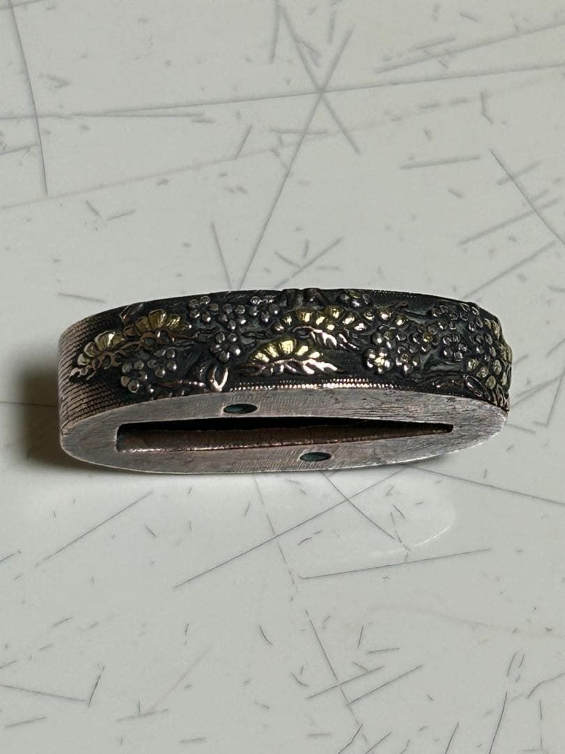 刀装具　縁金物　花模様の鍔　骨董品　鐔　日本刀　縁頭　目貫　時代物　非鉄金属製 刀装具 縁金物 花模様の鍔 骨董品 鐔 日本刀 縁頭 目貫 時代物