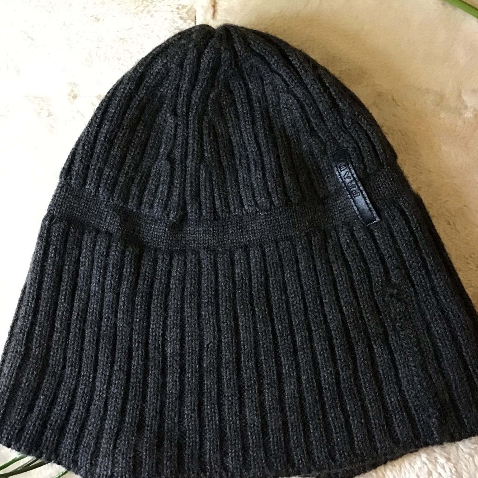 フォローで5%オフ PRADA リブ編み ニット帽 ビーニー ユニセックス ダークグレー プラダ