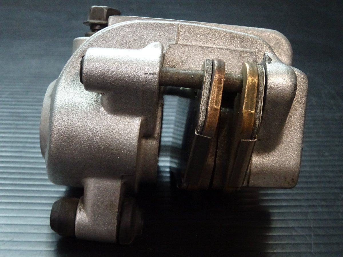 フロントブレーキキャリパー 左