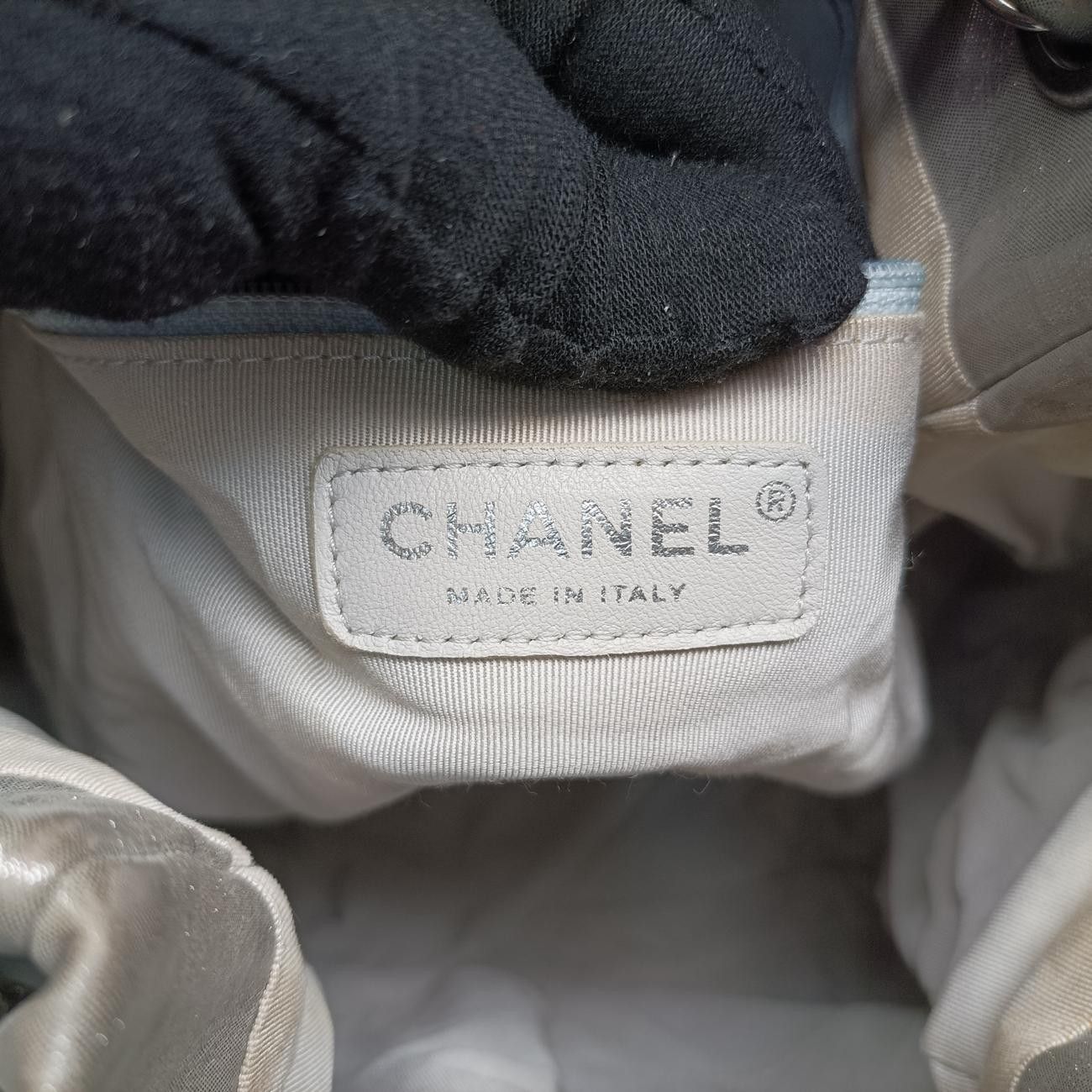 シャネルChanelアーバンスピリットVステッチシルバースパークルレザーA9113622428281