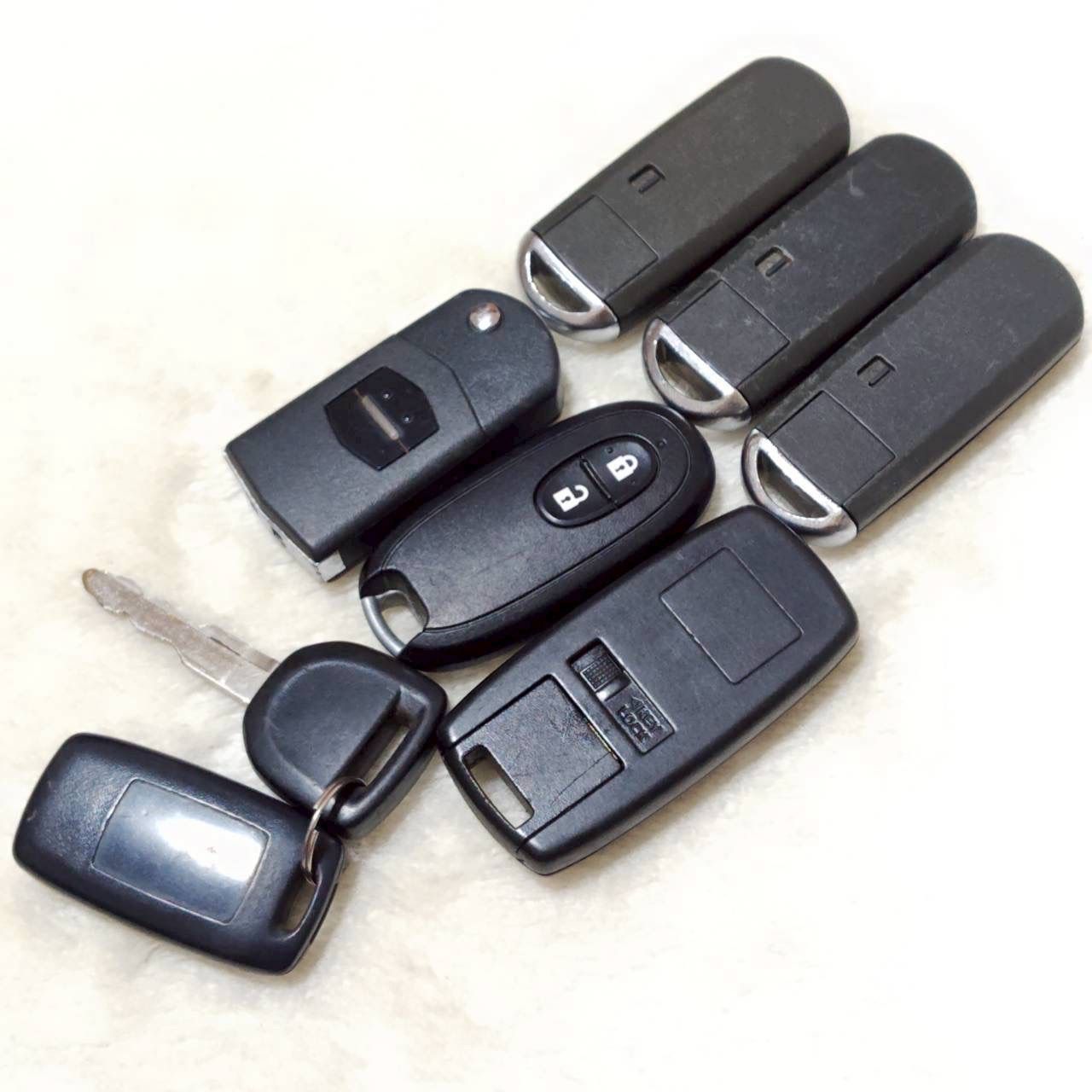 ! ! MAZDA マツダ スマートキー キーレス エントリー システム 純正品 7個 セット 3ボタン 2ボタン トランク スペアキー 鍵付き リモコン セキュリティ ドア ロック 施錠 業販 車 ディーラー 社用車 M37262jY