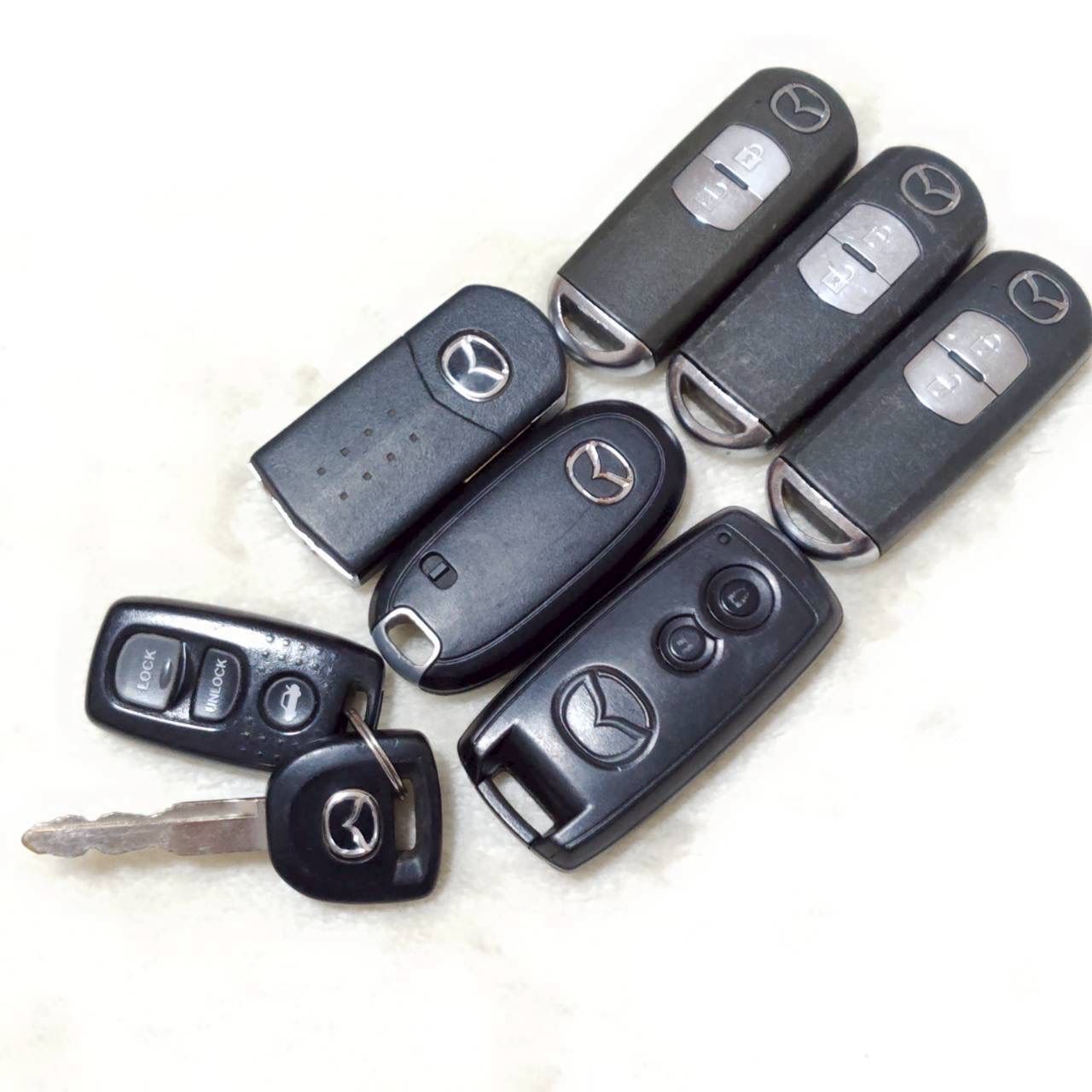 まとめ売り! ! MAZDA マツダ スマートキー キーレス エントリー システム 純正品 7個 セット 3ボタン 2ボタン トランク スペアキー 鍵付き リモコン セキュリティ ドア ロック 施錠 業販 車 ディーラー 社用車 | M37262jY