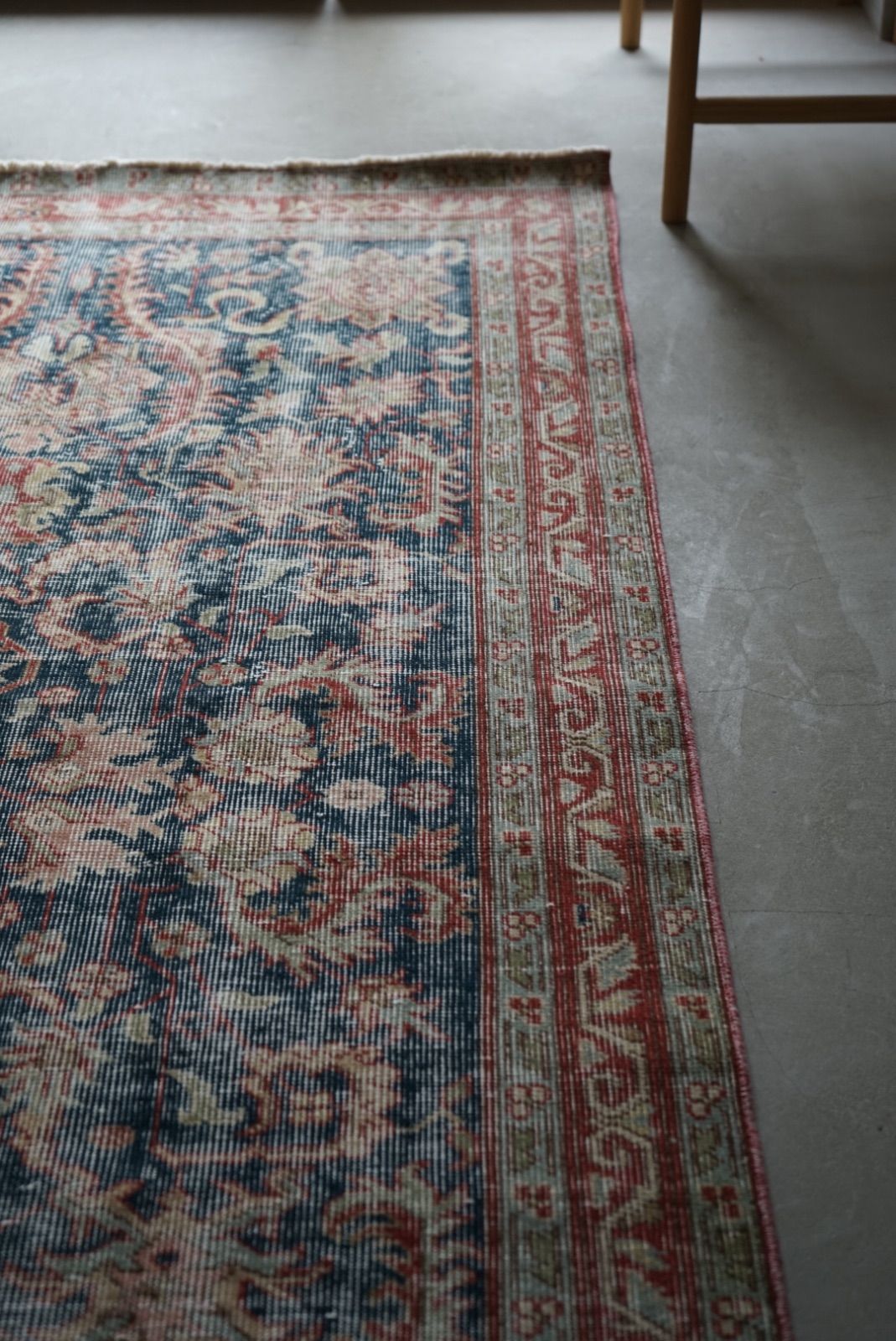 ヴィンテージラグ トルコ イスパルタ ネイビー 花柄 1970年代 207 × 114 cm No.TR25176 MARWIL-DEMENAGEMENTS_CH