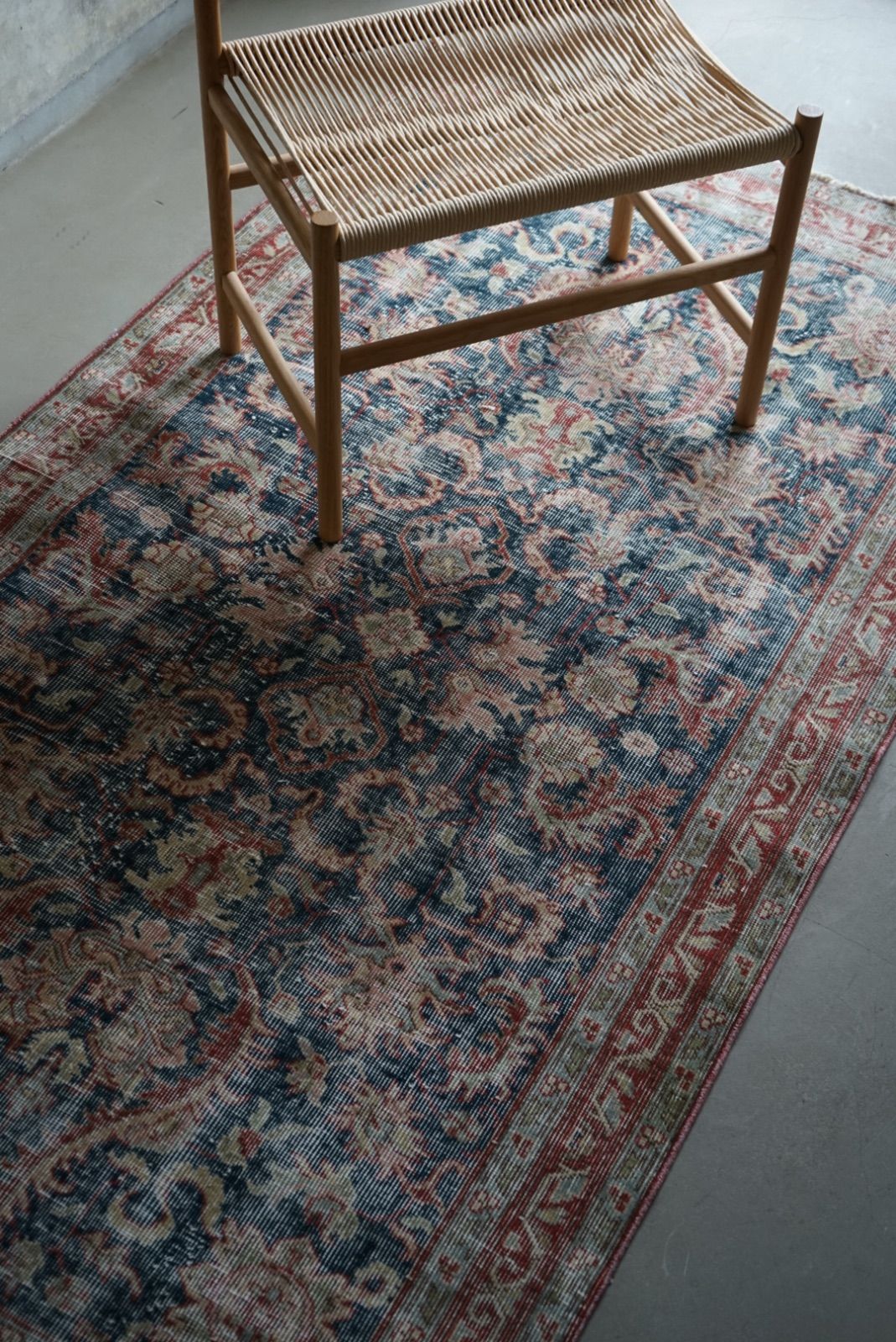 ヴィンテージラグ トルコ イスパルタ ネイビー 花柄 1970年代 207 × 114 cm No.TR25176