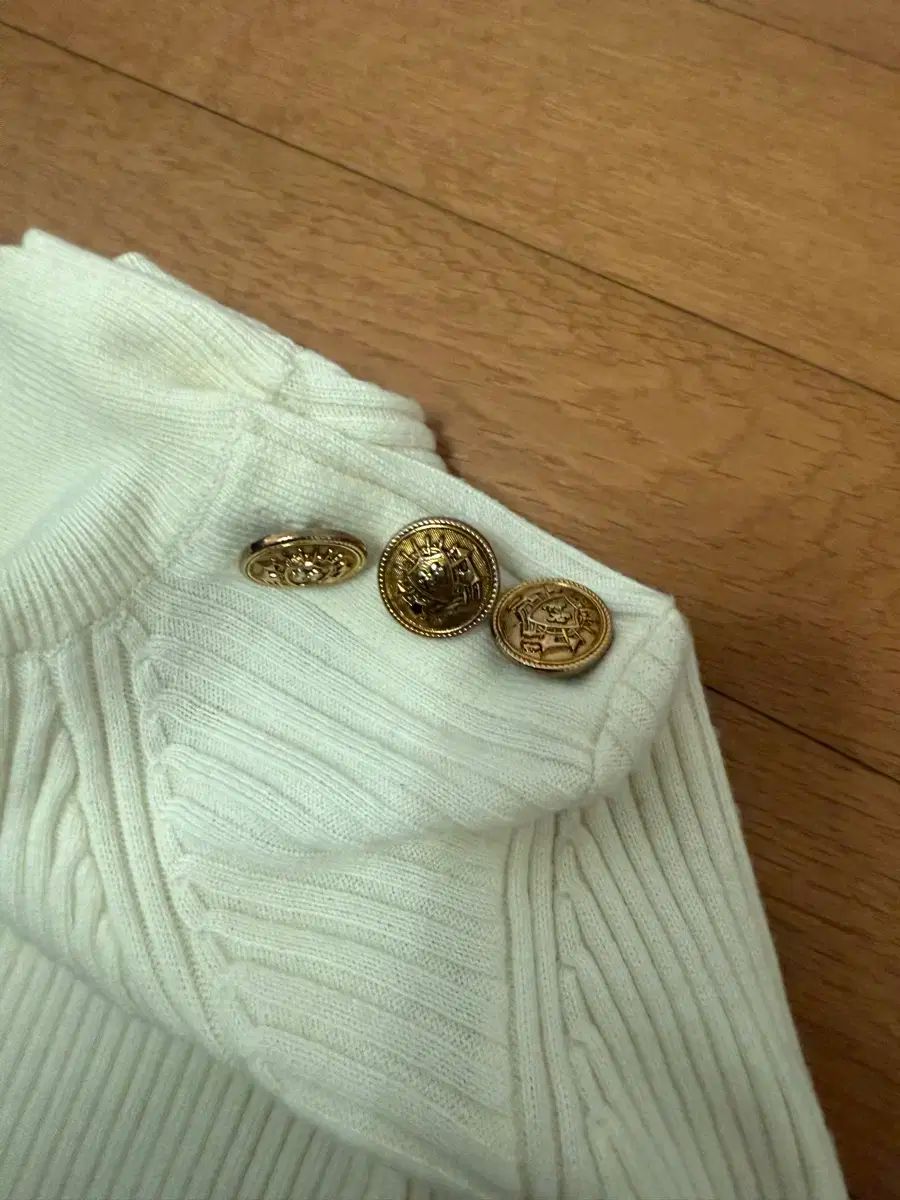 ゴールド ボタン