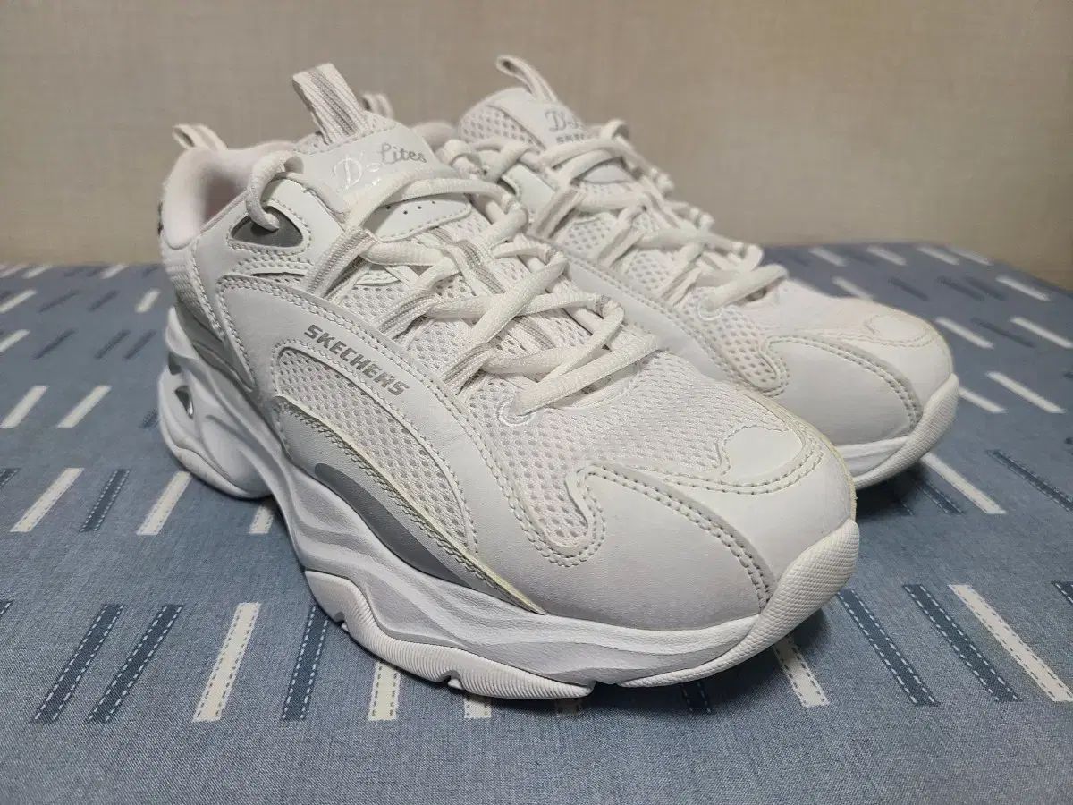 SKECHERS D Lites 4 0 白 レディース スニーカー
