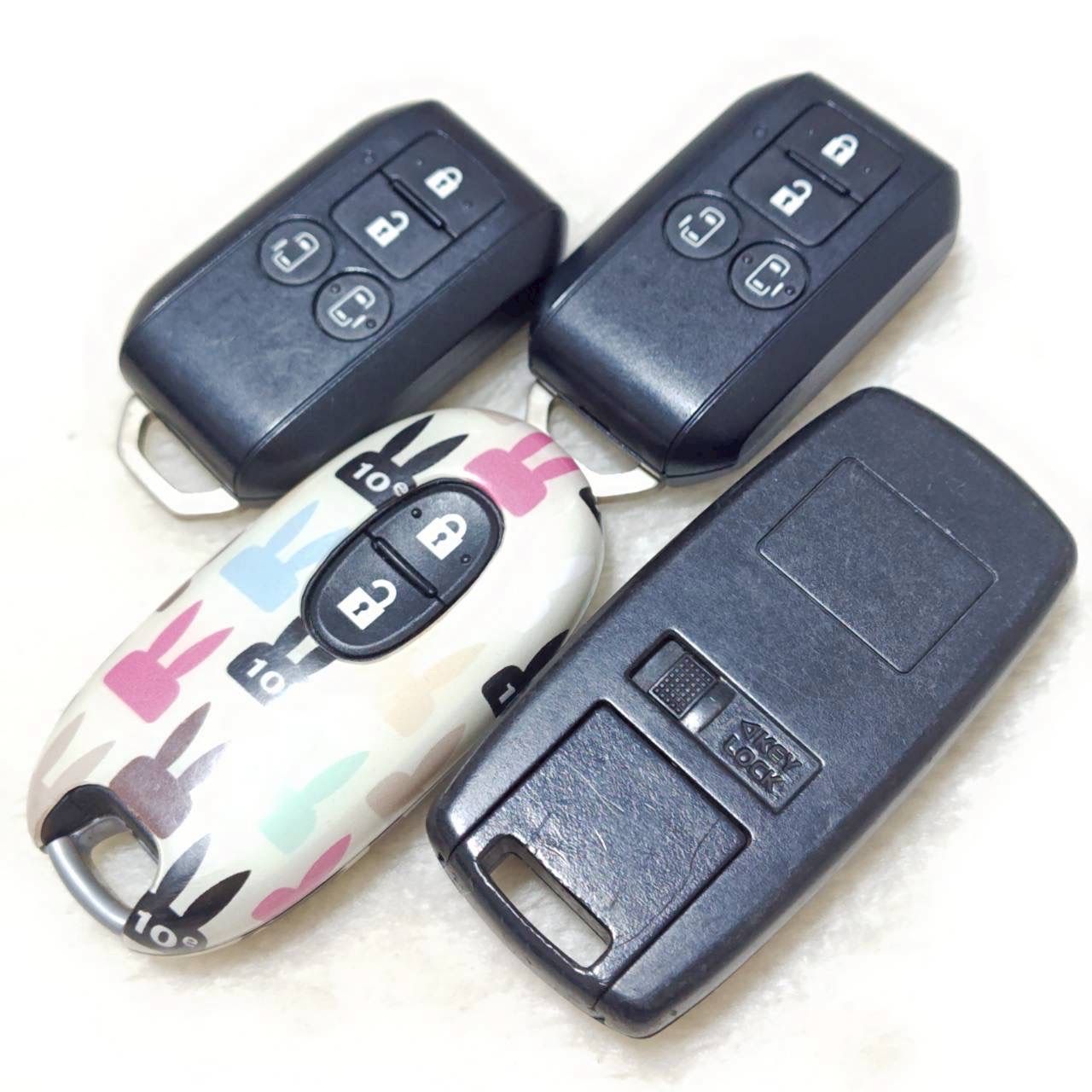 ! ! SUZUKI スズキ スマートキー キーレス エントリー システム 純正品 4個 セット 4ボタン 2ボタン 両側スライドドア スペアキー 鍵付き リモコン セキュリティ ドア ロック 施錠 業販 車 ディーラー 社用車 M37258jY