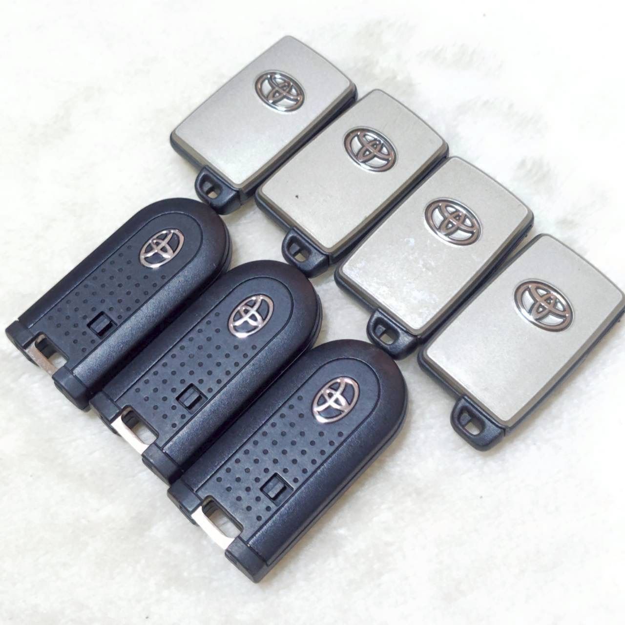 まとめ売り! ! TOYOTA トヨタ スマートキー キーレス エントリー システム 純正品 7個 セット 5ボタン 4ボタン 3ボタン 両側スライドドア 片側スライドドア トランク スペアキー 鍵付き リモコン セキュリティ ドア ロック|M37257jY