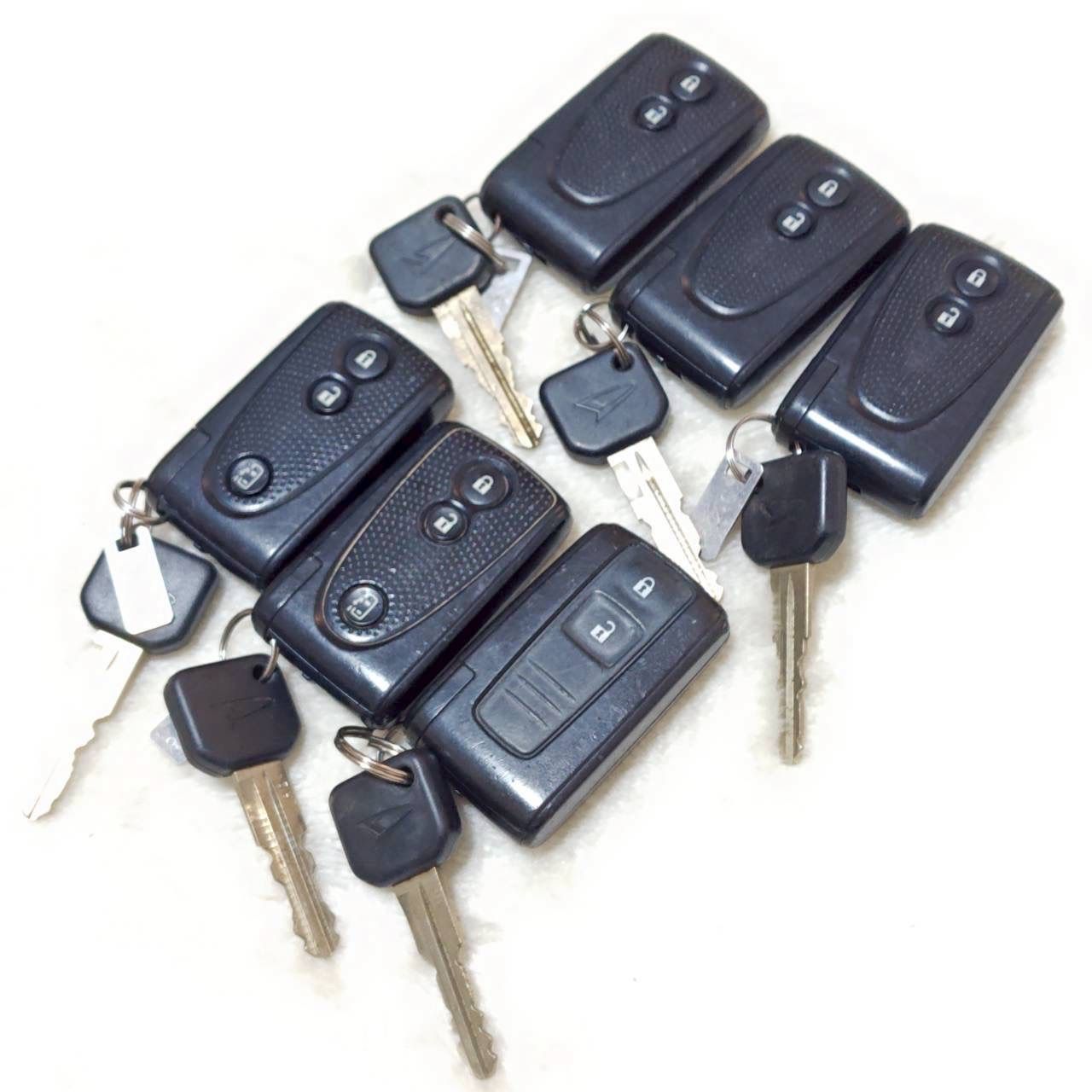 ! ! DAIHATSU ダイハツ スマートキー キーレス エントリー システム 純正品 6個 セット 3ボタン 2ボタン 片側スライドドア スペアキー 鍵付き リモコン セキュリティ ドア ロック 施錠 業販 車 ディーラー M37253jY