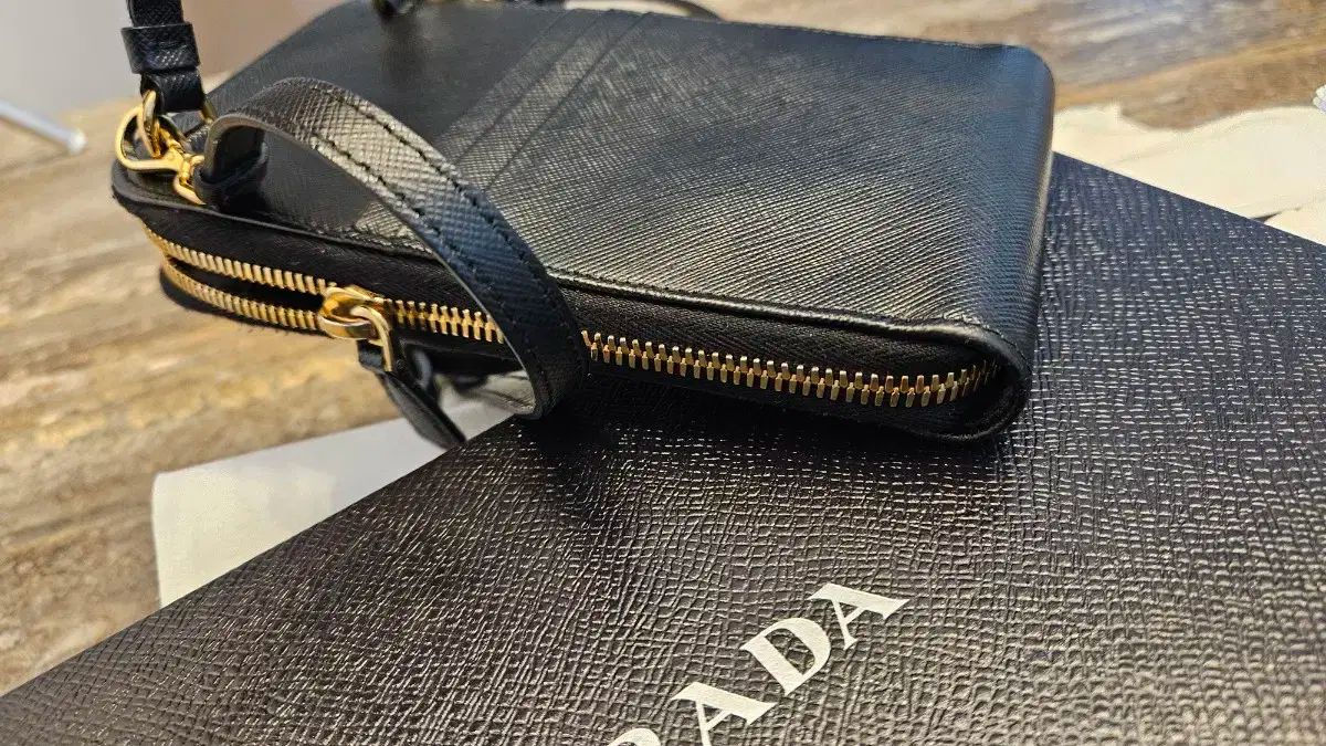 PRADA プラダ サフィアーノ 携帯ホルダー ミニバッグ ブラック フルセット DECORATOM_COM_BR