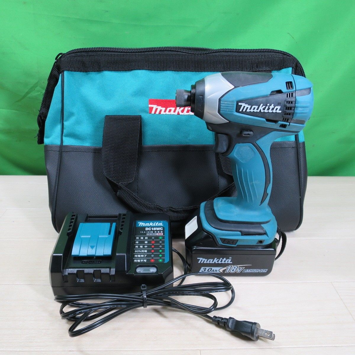 送料無料 キレイ マキタ 充電式 インパクトドライバ TD146DX 電動 工具 makita 18V 充電器 DC18WC ケース付き
