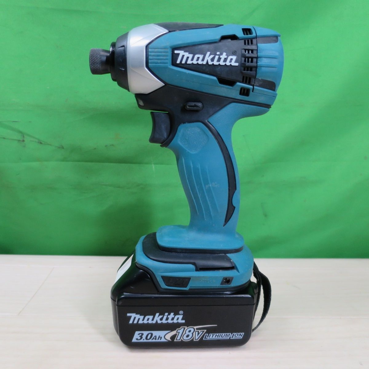 送料無料 キレイ マキタ 充電式 インパクトドライバ TD146DX 電動 工具 makita 18V 充電器 DC18WC ケース付き