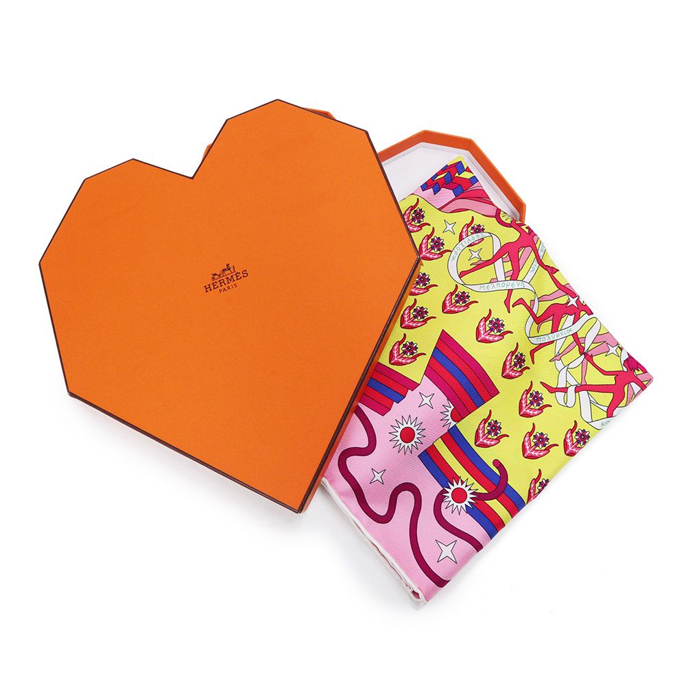 エルメス カレ 90 LA SOURCE DE PEGASE ペガサスの源泉 ピエールマリー ダックスフンド 犬 馬 パッチワーク 刺繍 品 スカーフ シルク100% ローズ ジョーヌヴィフ ブルーロワイヤル ピンク HERMES ♥品