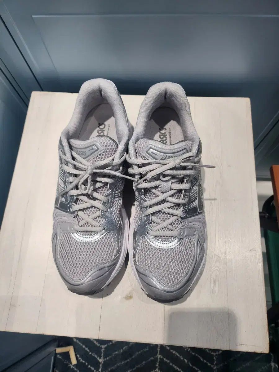アシックス スニーカー シルバー メッシュ ランニングシューズ