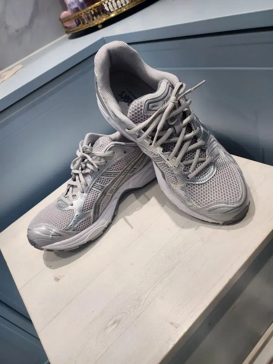 アシックス スニーカー シルバー メッシュ ランニングシューズ