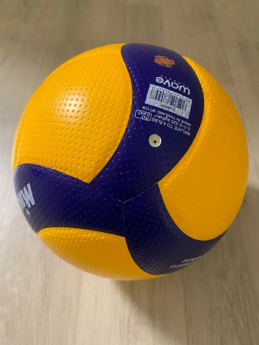 ミカサ V 300 W バレーボールです FIVB 球として国際規格に合わせ