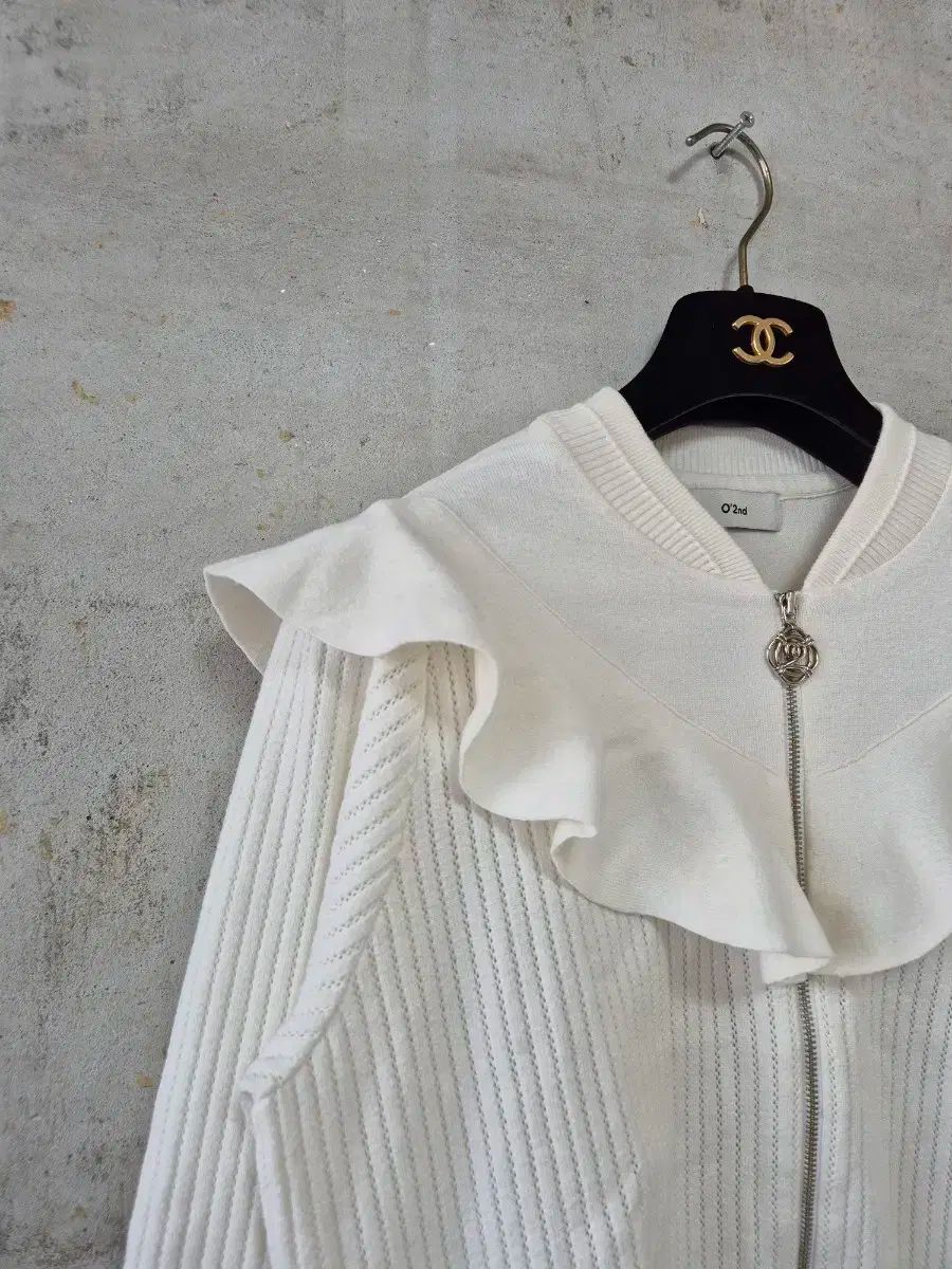 オッズセカンド フリル ニット ジップアップ アイボリー MERCADOAVALIA_COM_BR