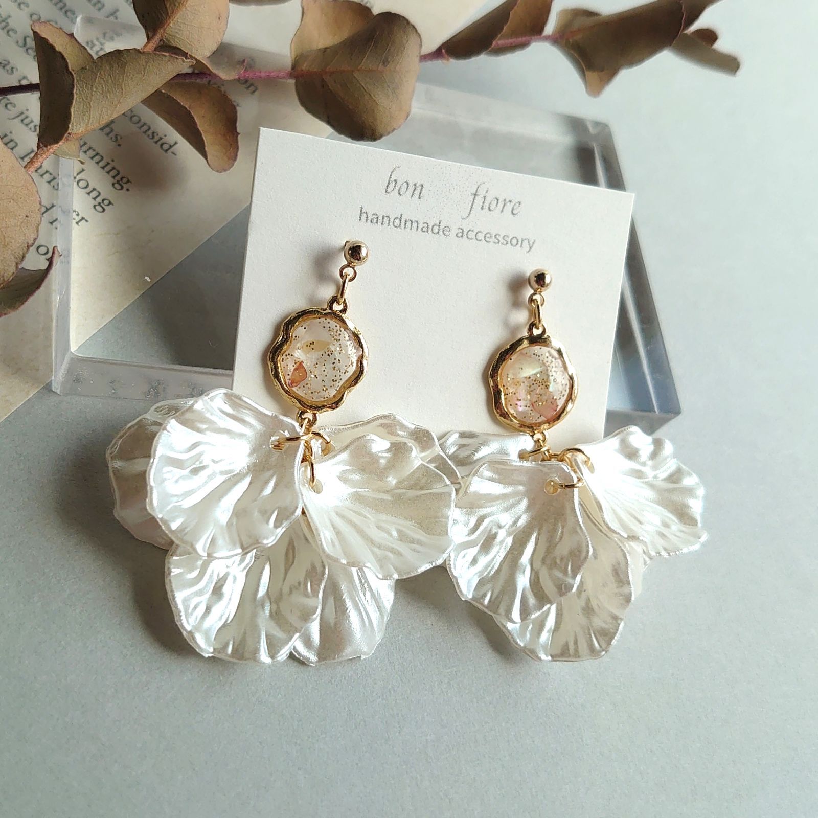 ハンドメイドピアス イヤリング ホワイトフラワーのじゃらじゃら