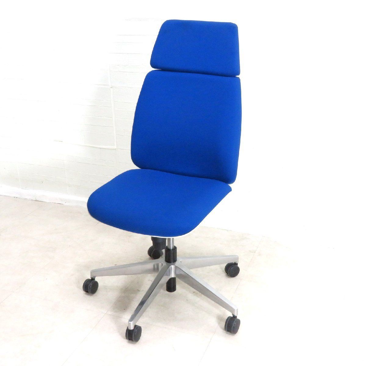 PLUS プラス Uチェア 肘無オフィスチェア KC-UC56SEL BL ブルー シンクロロッキング 布張り 在宅 キャスター EG16730 オフィス家具