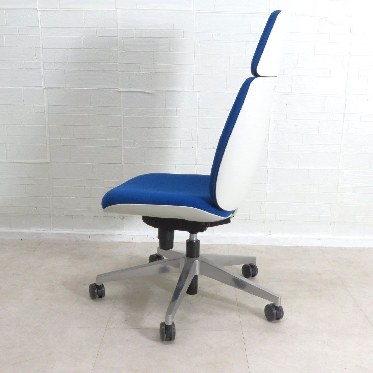 PLUS プラス Uチェア 肘無オフィスチェア KC-UC56SEL BL ブルー シンクロロッキング 布張り 在宅 キャスター EG16730 オフィス家具 MARWIL-DEMENAGEMENTS_CH