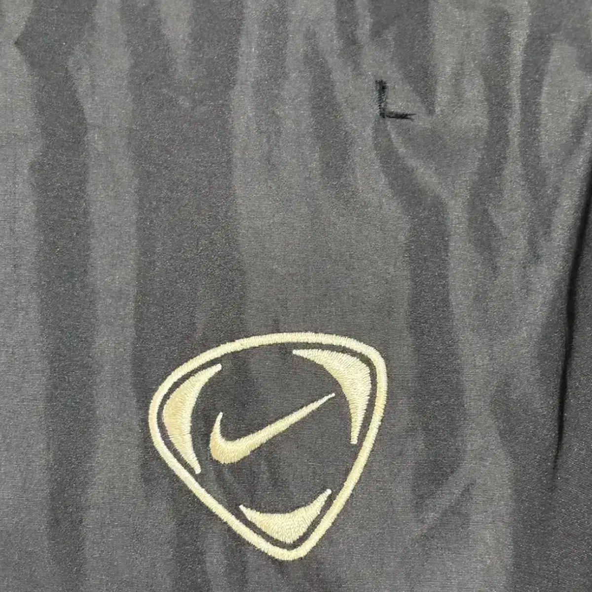 グレー ウィンドブレーカー