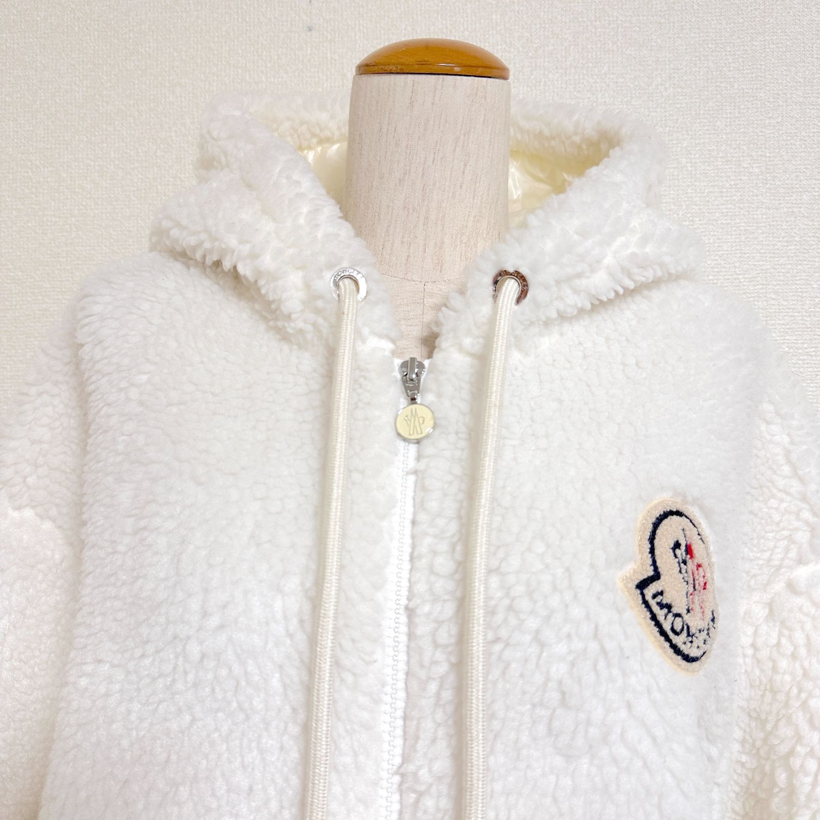 MONCLER モンクレールジャパン MAGLIA APERTA CON ZIP ボアパーカー Wジップ ウール混 ボアジャケット ブルゾン ロゴワッペン オーバーサイズ 相当 オフホワイト ウォッシャブル素材