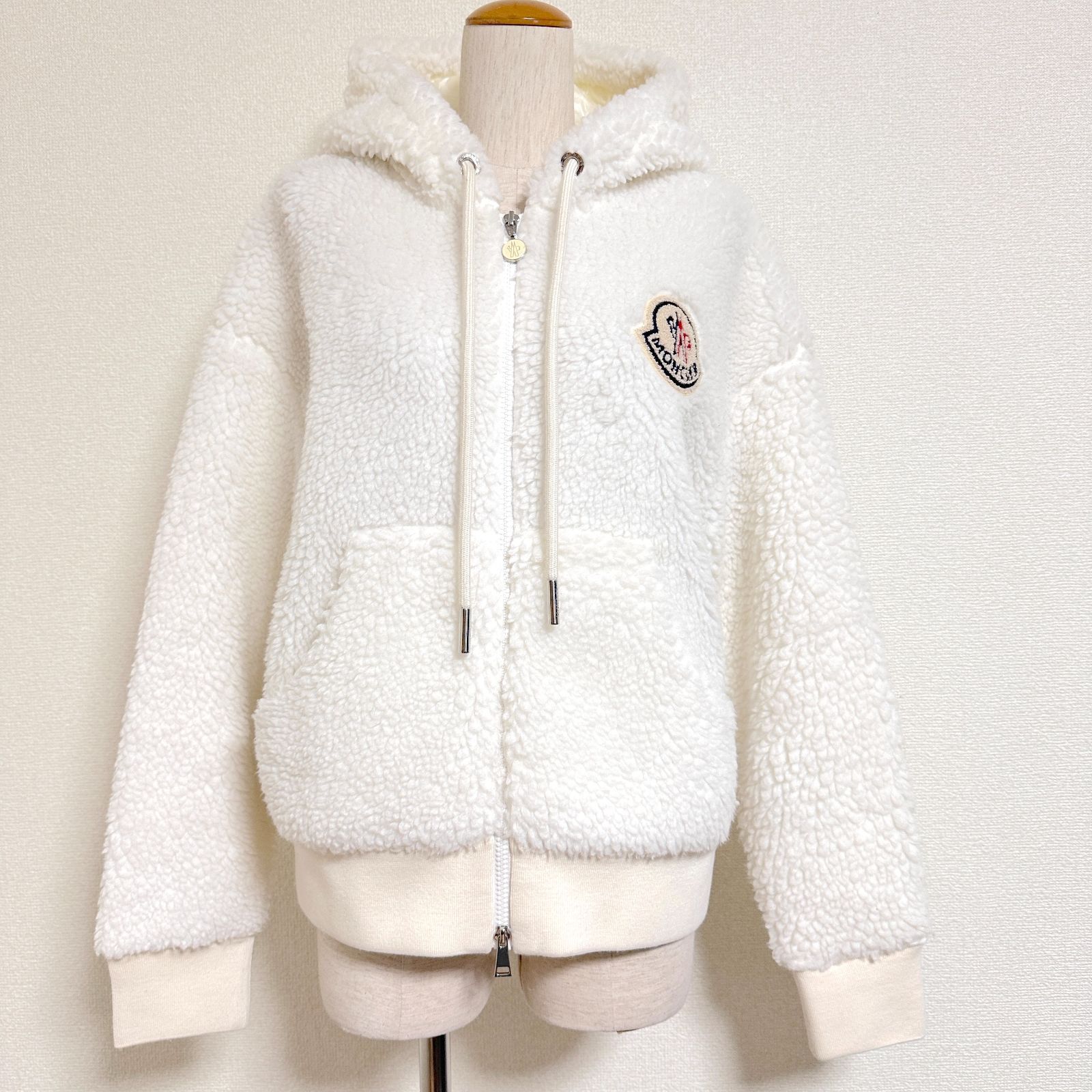 MONCLER モンクレールジャパン MAGLIA APERTA CON ZIP ボアパーカー Wジップ ウール混 ボアジャケット ブルゾン ロゴワッペン オーバーサイズ 相当 オフホワイト ウォッシャブル素材