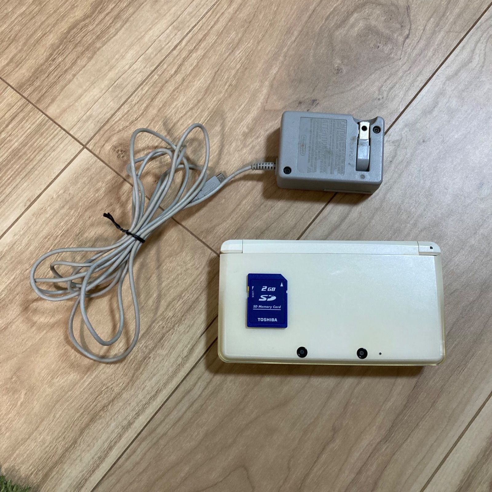 Nintendo 3DS ホワイト CTR-S-JPN-C0 充電器 2GB SDカード付属
