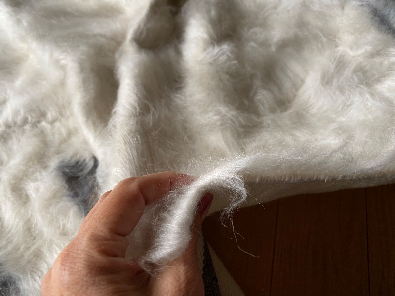 しっかり厚みもありますのでラグとしても