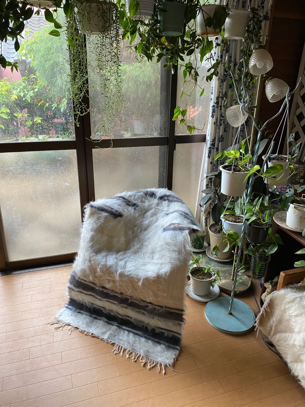 これはお洒落でおすすめ アンゴラヤギのモヘアで織られたミフラブ柄の新しいシイルトバッタニイェ ファーストランクの中でも毛足の長いふわふわなものを厳選 しっかり厚みもありますのでラグとしても 椅子やソファのアクセントに 車やキャンプにも 四季を通じて便利な