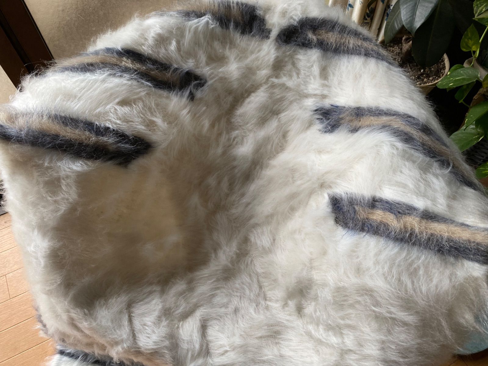 これはお洒落でおすすめ アンゴラヤギのモヘアで織られたミフラブ柄の新しいシイルトバッタニイェ ファーストランクの中でも毛足の長いふわふわなものを厳選 しっかり厚みもありますのでラグとしても 椅子やソファのアクセントに 車やキャンプにも 四季を通じて便利な MARWIL-DEMENAGEMENTS_CH