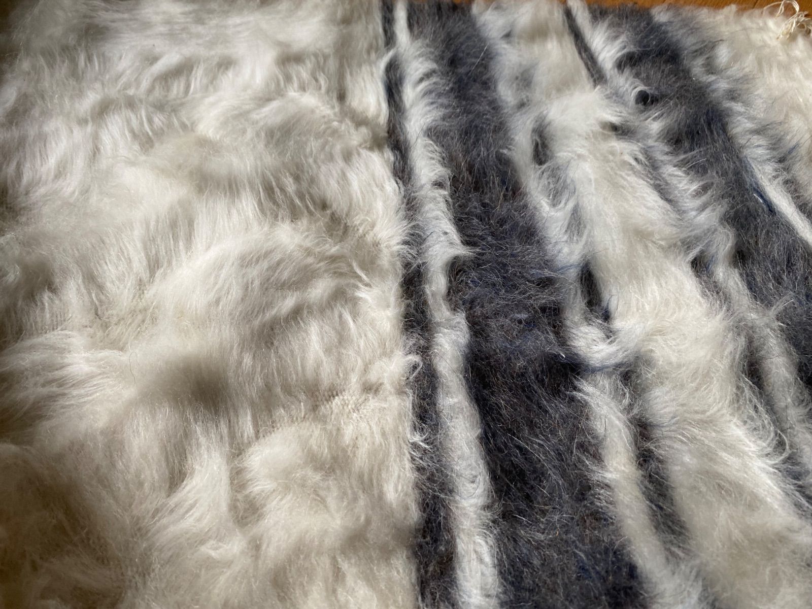 アンゴラヤギのモヘアで織られたミフラブ柄の新しいシイルトバッタニイェ