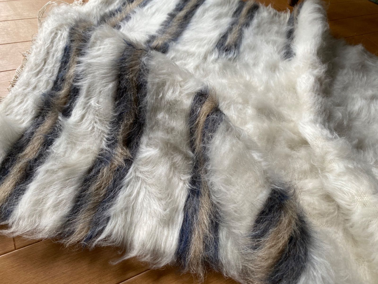 アンゴラヤギのモヘアで織られたミフラブ柄の新しいシイルトバッタニイェ