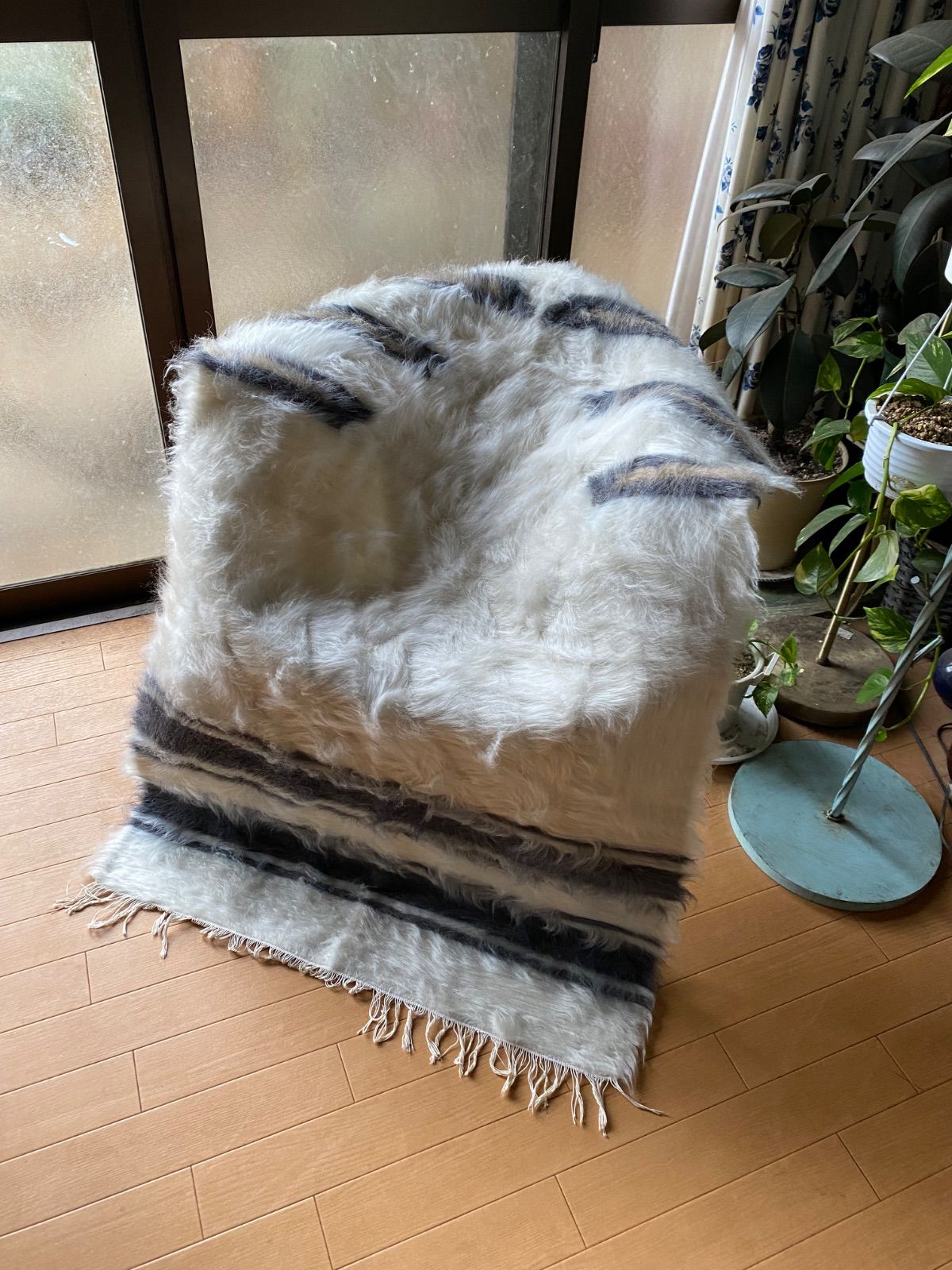 これはお洒落でおすすめ アンゴラヤギのモヘアで織られたミフラブ柄の新しいシイルトバッタニイェ ファーストランクの中でも毛足の長いふわふわなものを厳選 しっかり厚みもありますのでラグとしても 椅子やソファのアクセントに 車やキャンプにも 四季を通じて便利な