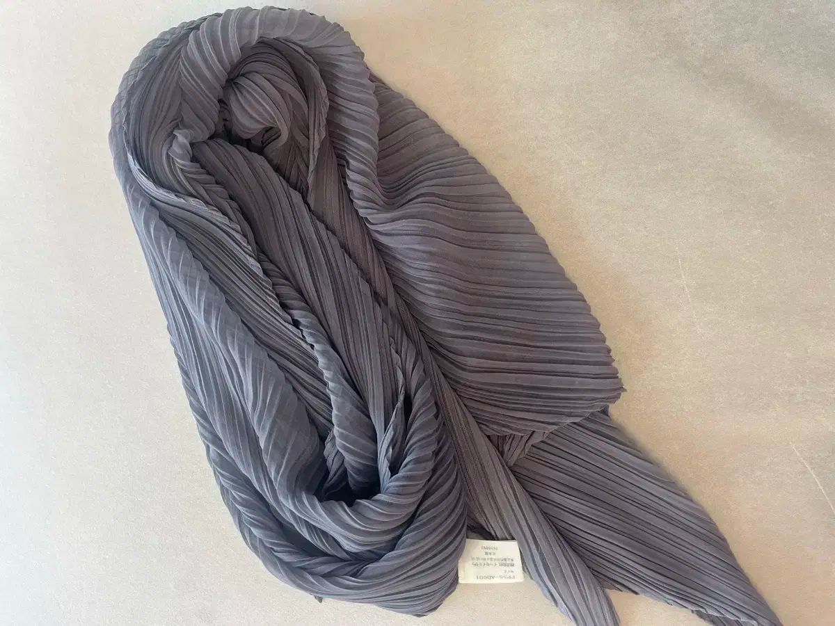 正規品 ISSEY MIYAKE プリーツプリーズ スカーフ マフラー チャコールグレー