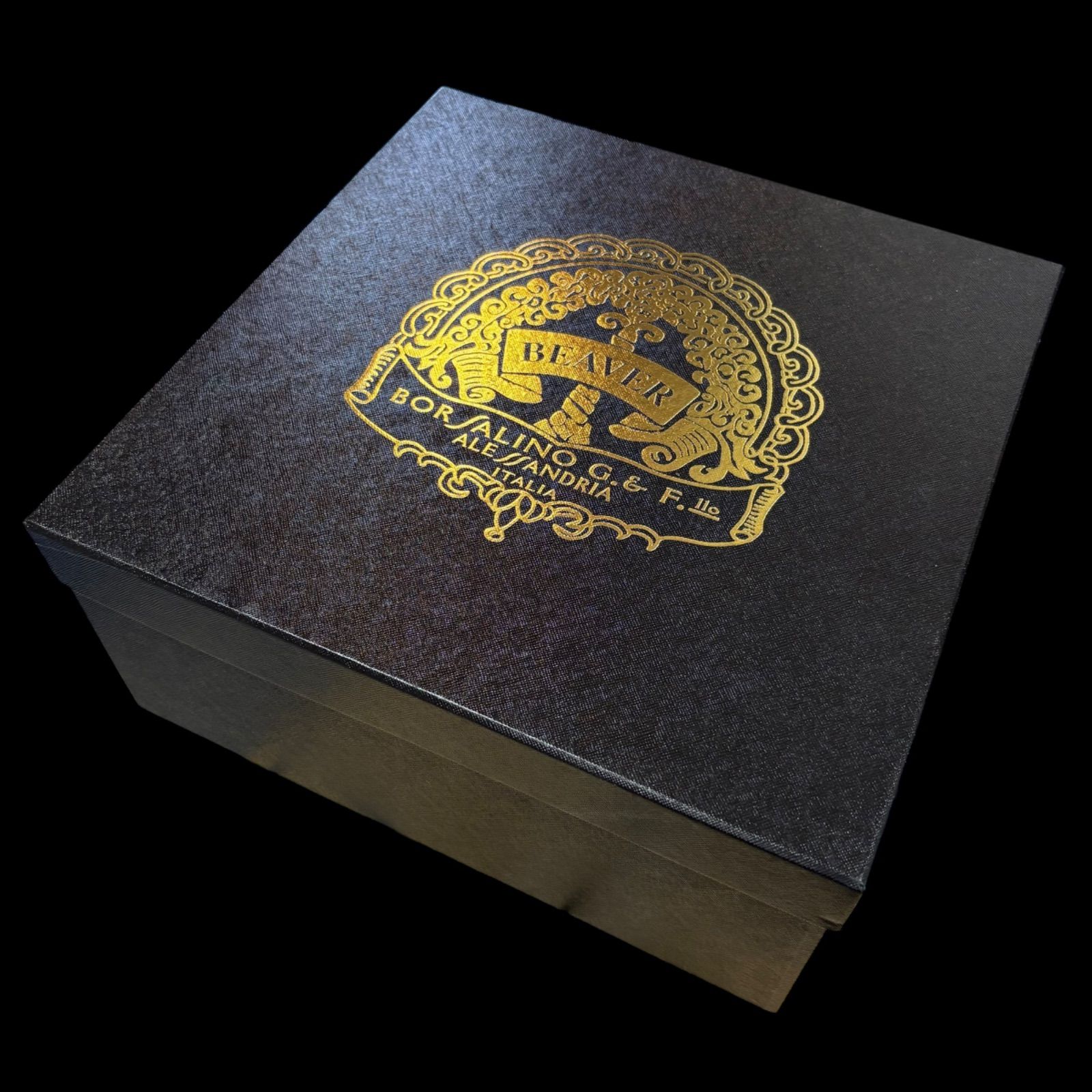 カーキ イタリア製