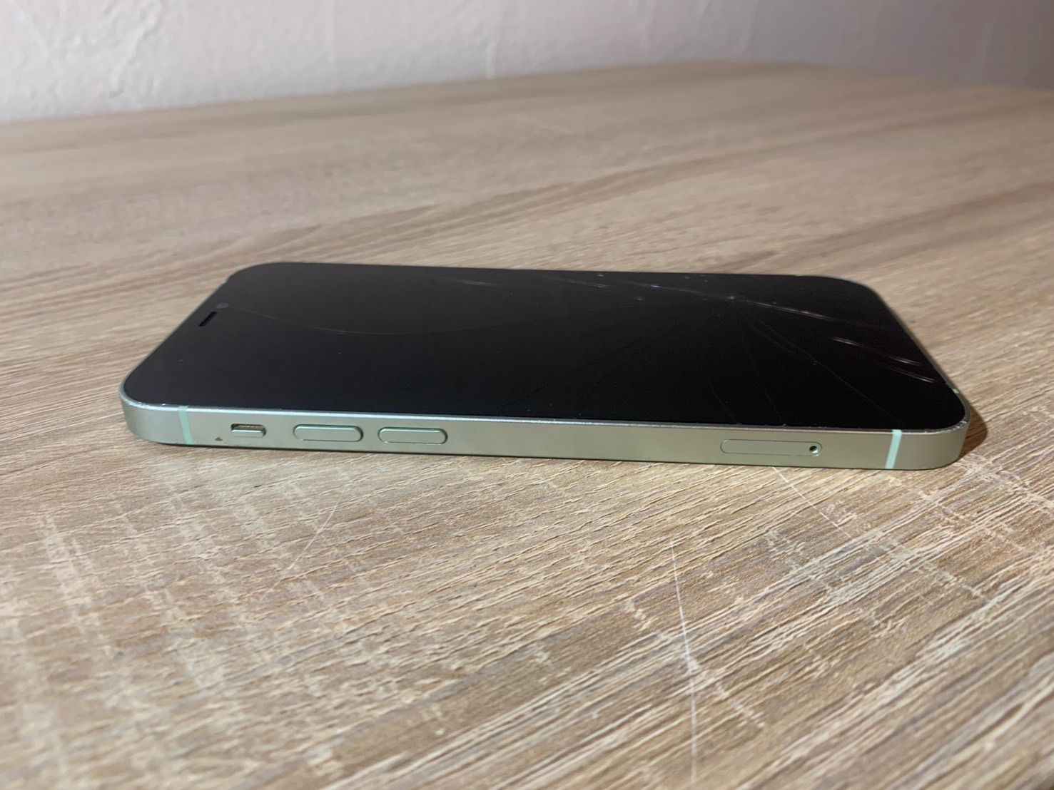 6215 iPhone 12 64GB グリーン