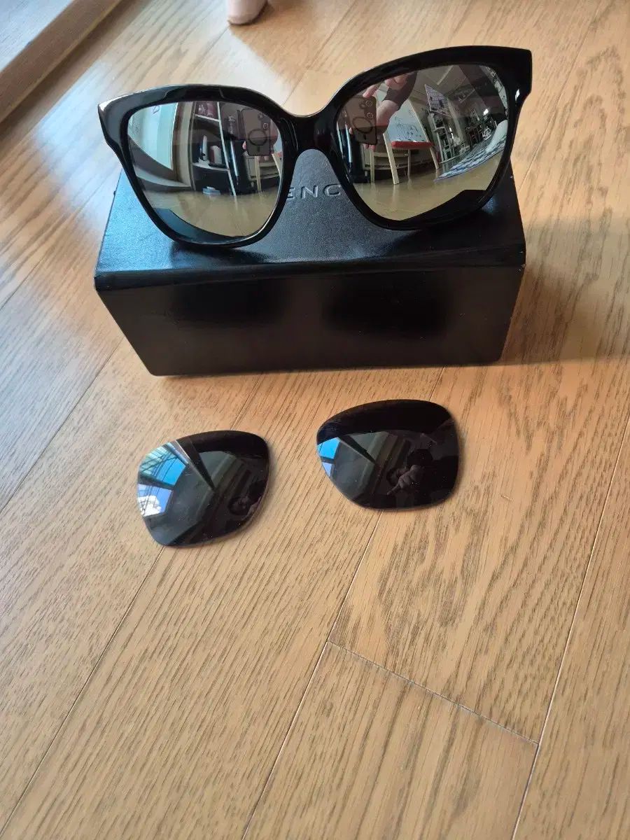 ジバンシィ サン**ロック**ス