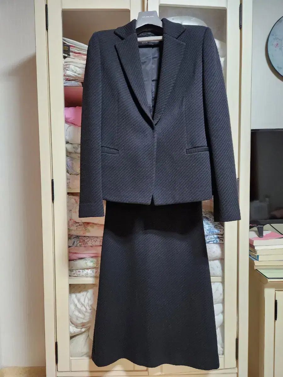 タイム レディース スーツ セットアップ ジャケットとスカート ブラック イタリア 生地