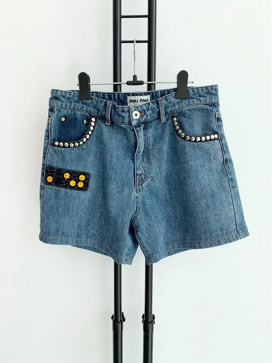 ミュウミュウ デニム スタッズ 装飾 ハーフパンツ