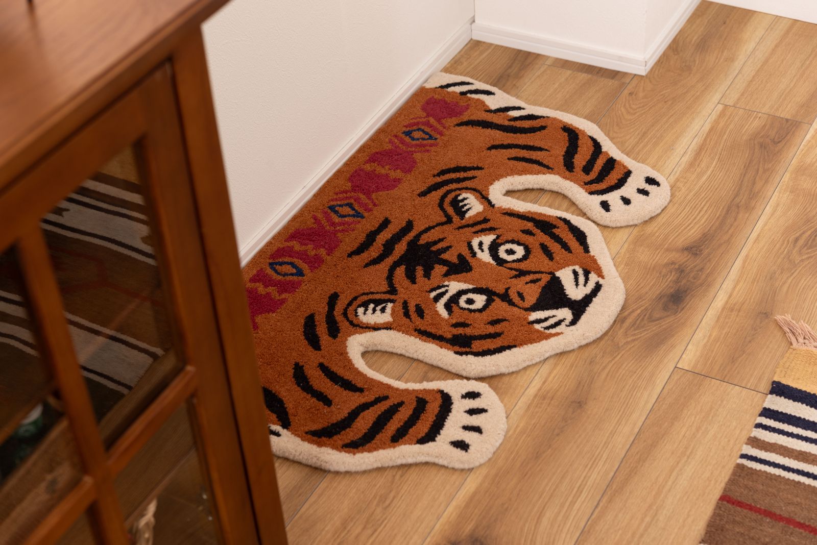 本州 アニマルアクセントラグタイガー ラグ トラ ウール セパレート アクセント インテリア 約W60×D90×H1.8 MARWIL-DEMENAGEMENTS_CH