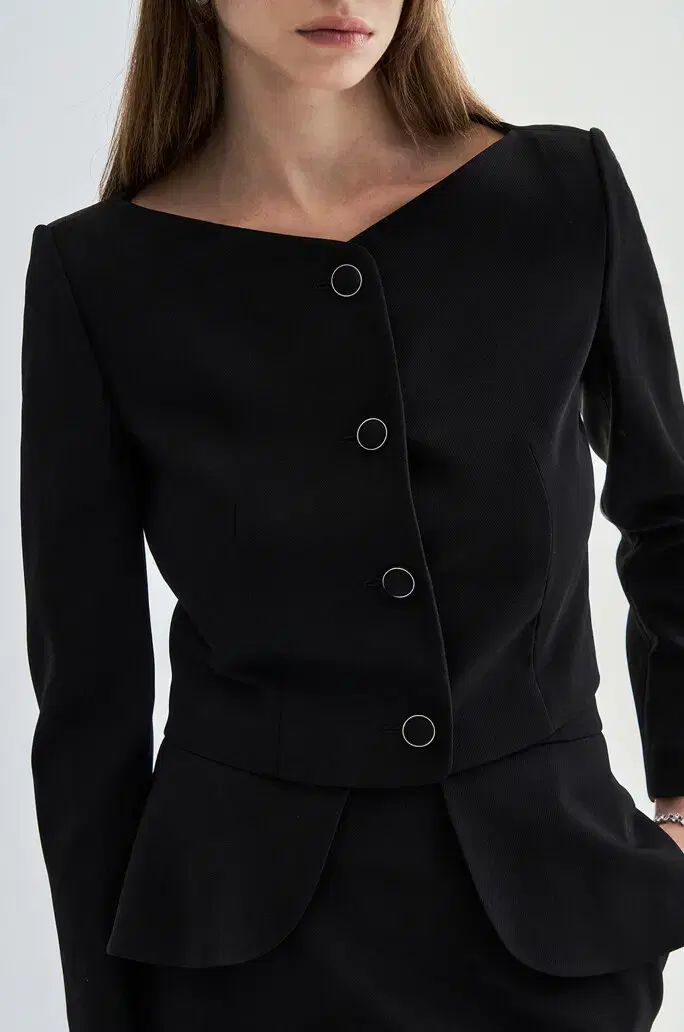 The HANDSOME OBZEE ボタンアップ クロップド ジャケット ブラック - GULLKHAN_COM