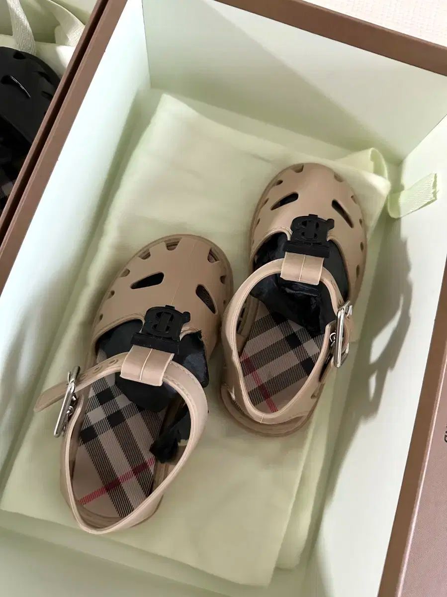  バーバリー キッズ ゼリー サンダル ブラック - ベージュ eur 24 その他 キッズシューズ