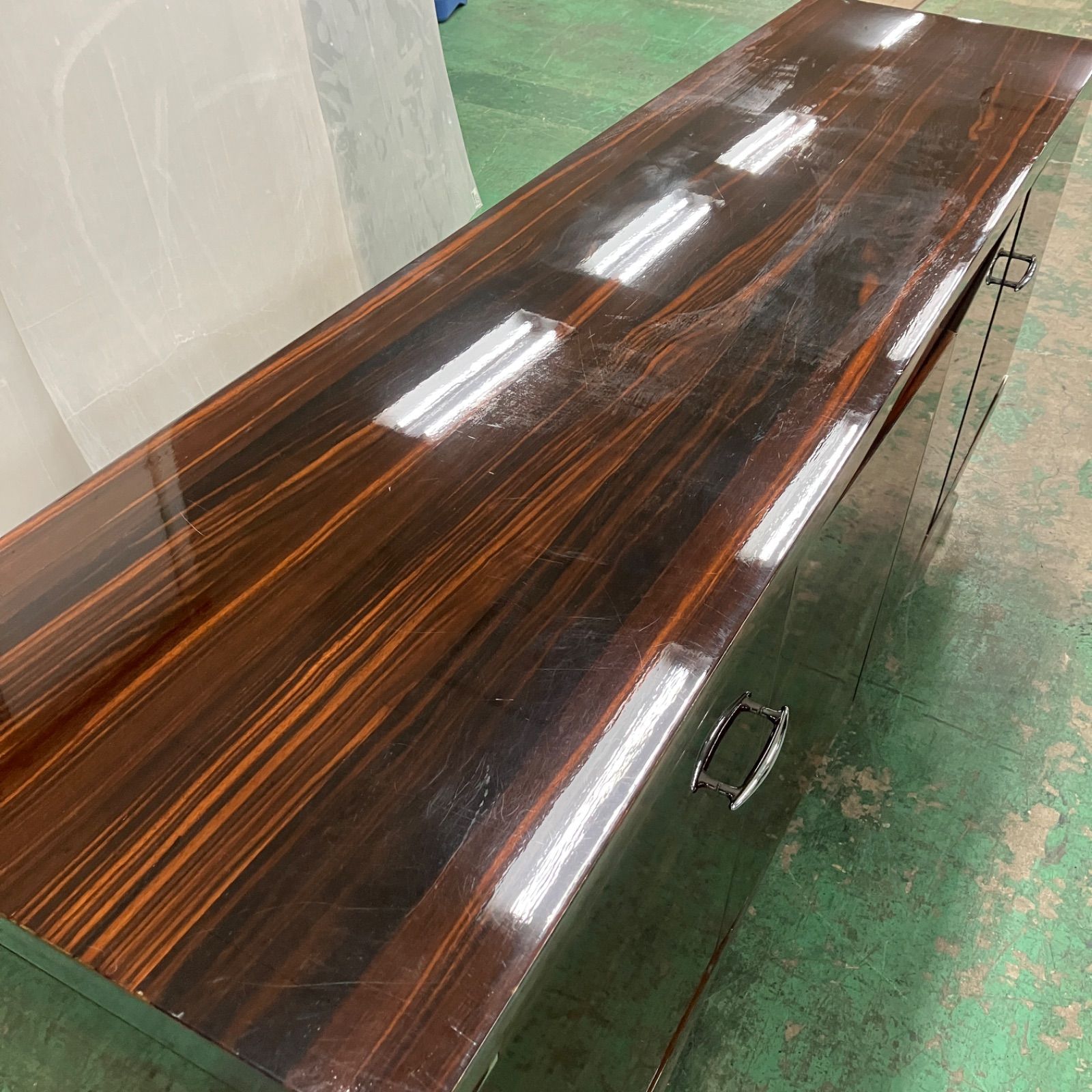 鏡面仕上げ キャビネット