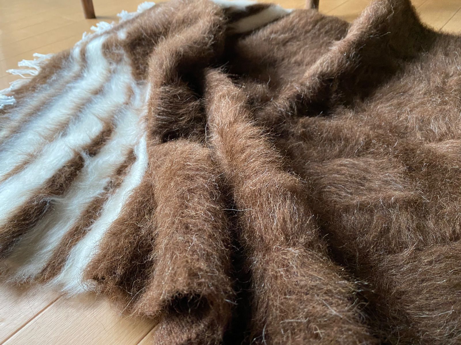 トルコ発 遊牧民の知恵シイルトバッタニイェ アンゴラヤギの染料なし自然のモヘアで手織りで織られた毛布 しっかりした織でラグにも最適 チョコレート茶と白のコンビ ふわふわモフモフでキャンプや車も一枚あると四季を通じて便利 ぜひおすすめ当店のシイルトバッタニイェ MARWIL-DEMENAGEMENTS_CH