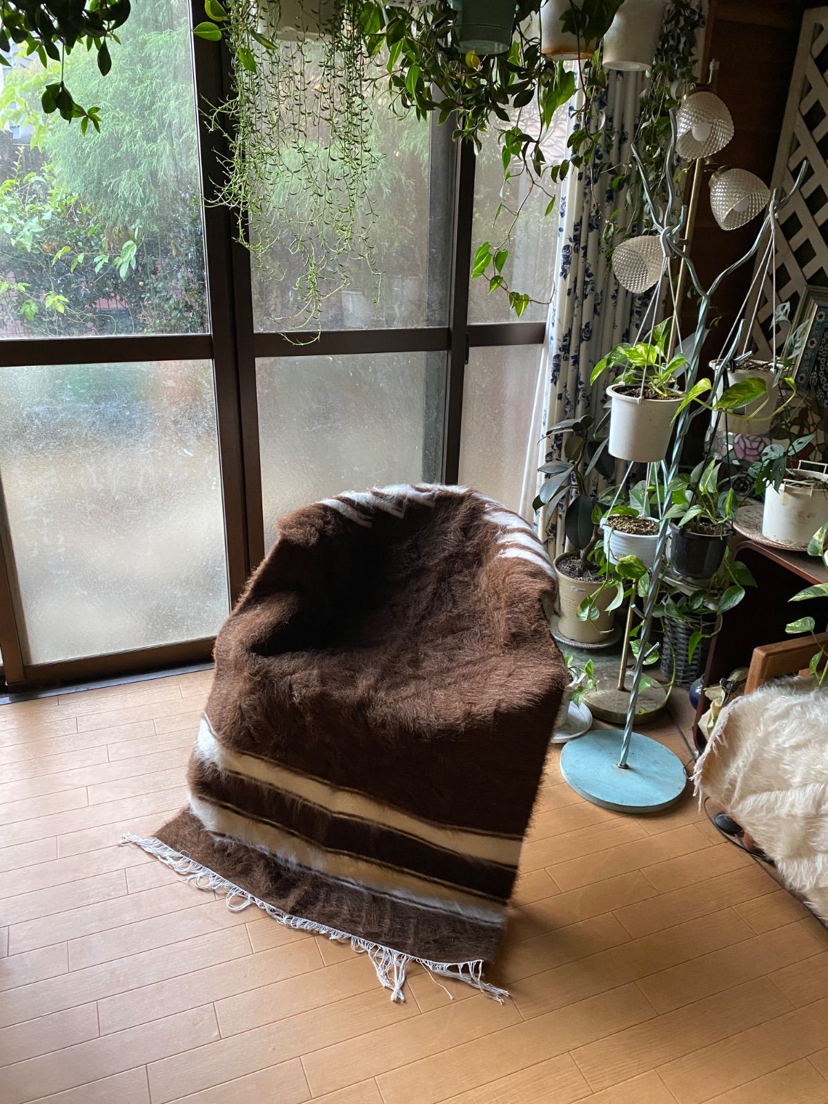 トルコ発 遊牧民の知恵シイルトバッタニイェ アンゴラヤギの染料なし自然のモヘアで手織りで織られた毛布 しっかりした織でラグにも最適 チョコレート茶と白のコンビ ふわふわモフモフでキャンプや車も一枚あると四季を通じて便利 ぜひおすすめ当店のシイルトバッタニイェ